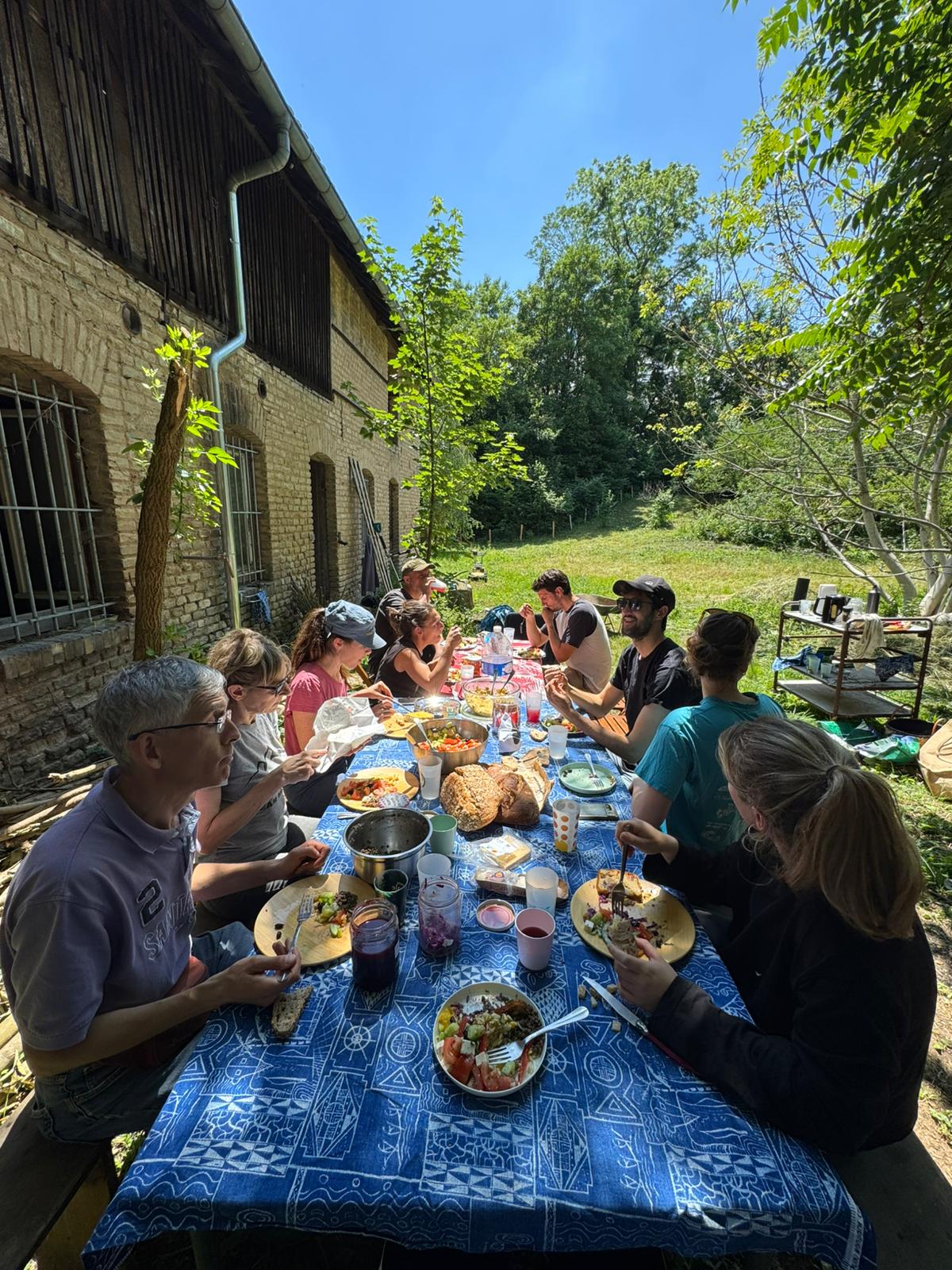 Photo d’un déjeuner convivial pendant une journée de chantier participatif